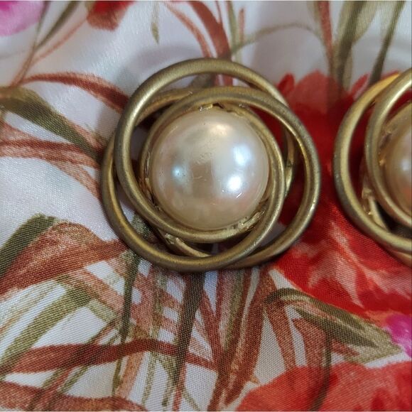 VINTAGE Faux Pearl Clip On Earrings Unmarked Designer Earrings - Picture 3 of 6